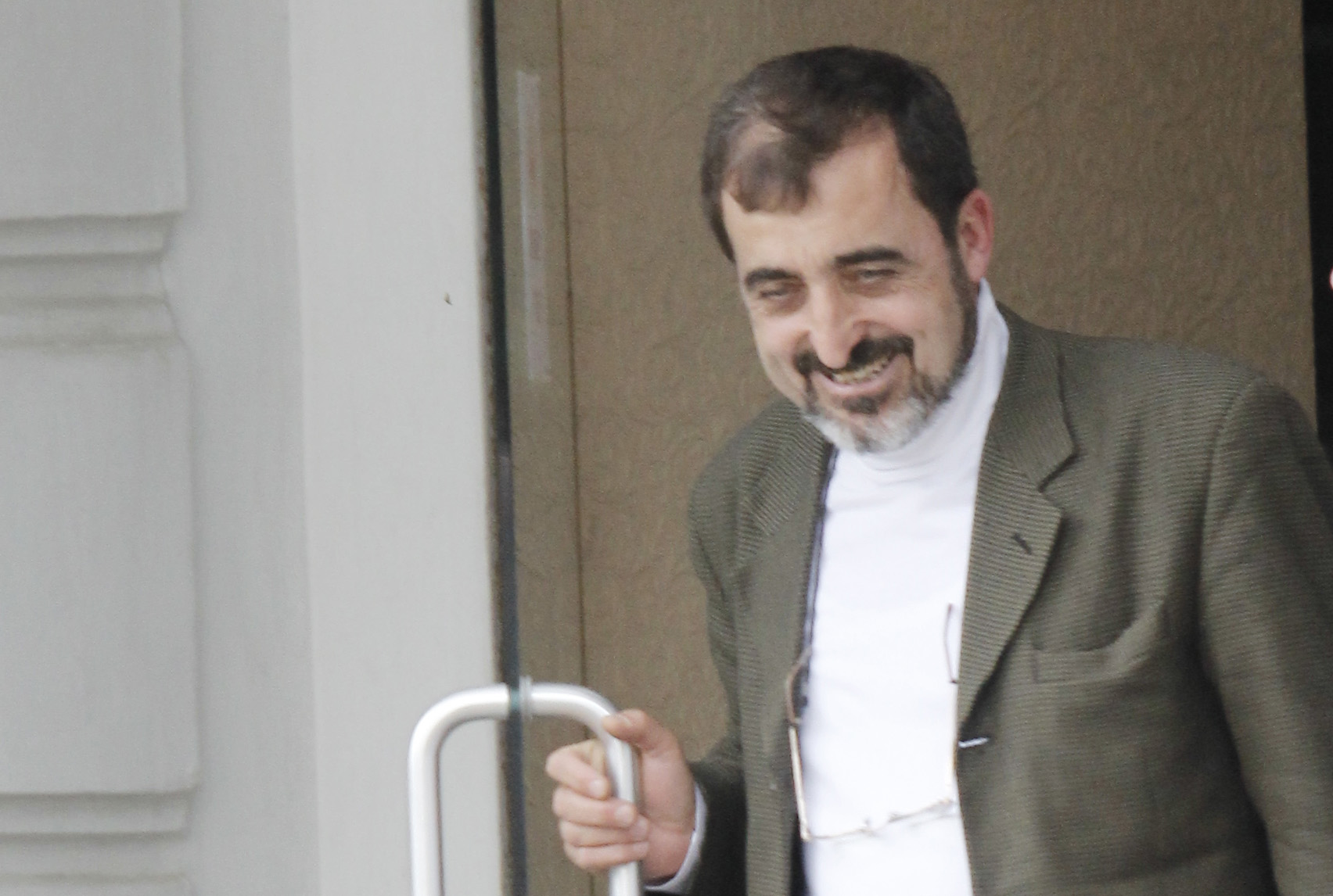 Toma spune ca locuieste la bloc si merge cu metroul