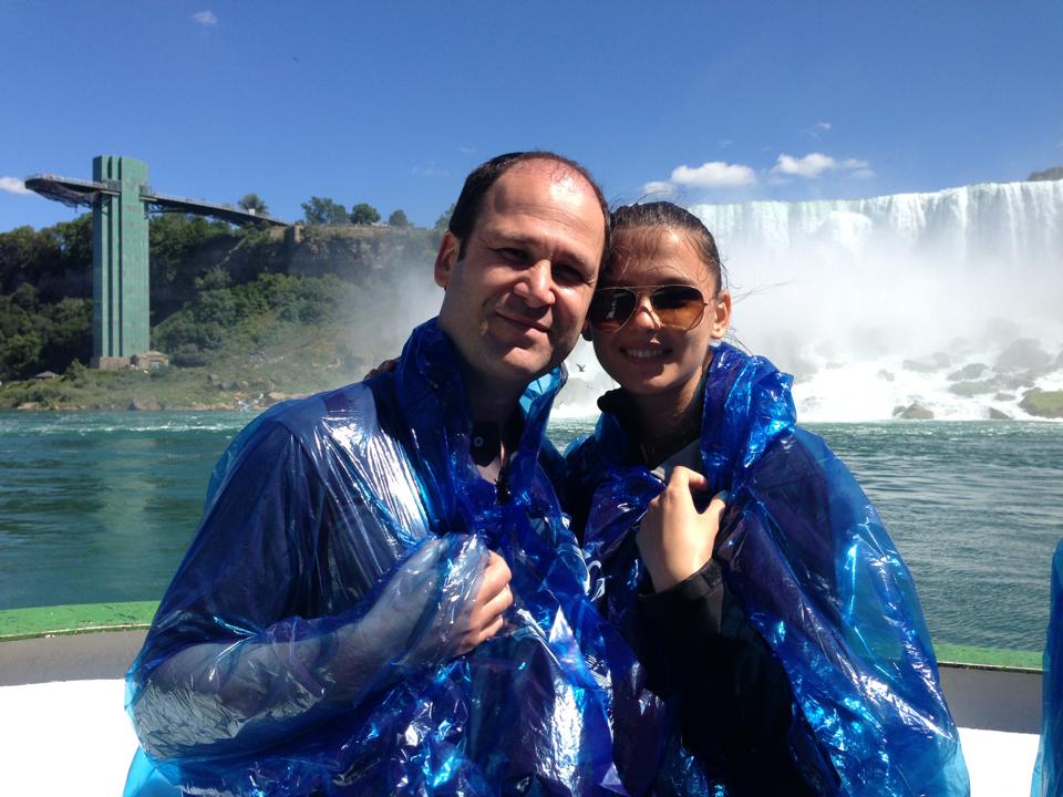 Robert Negoita si iubita sa la Cascada Niagara