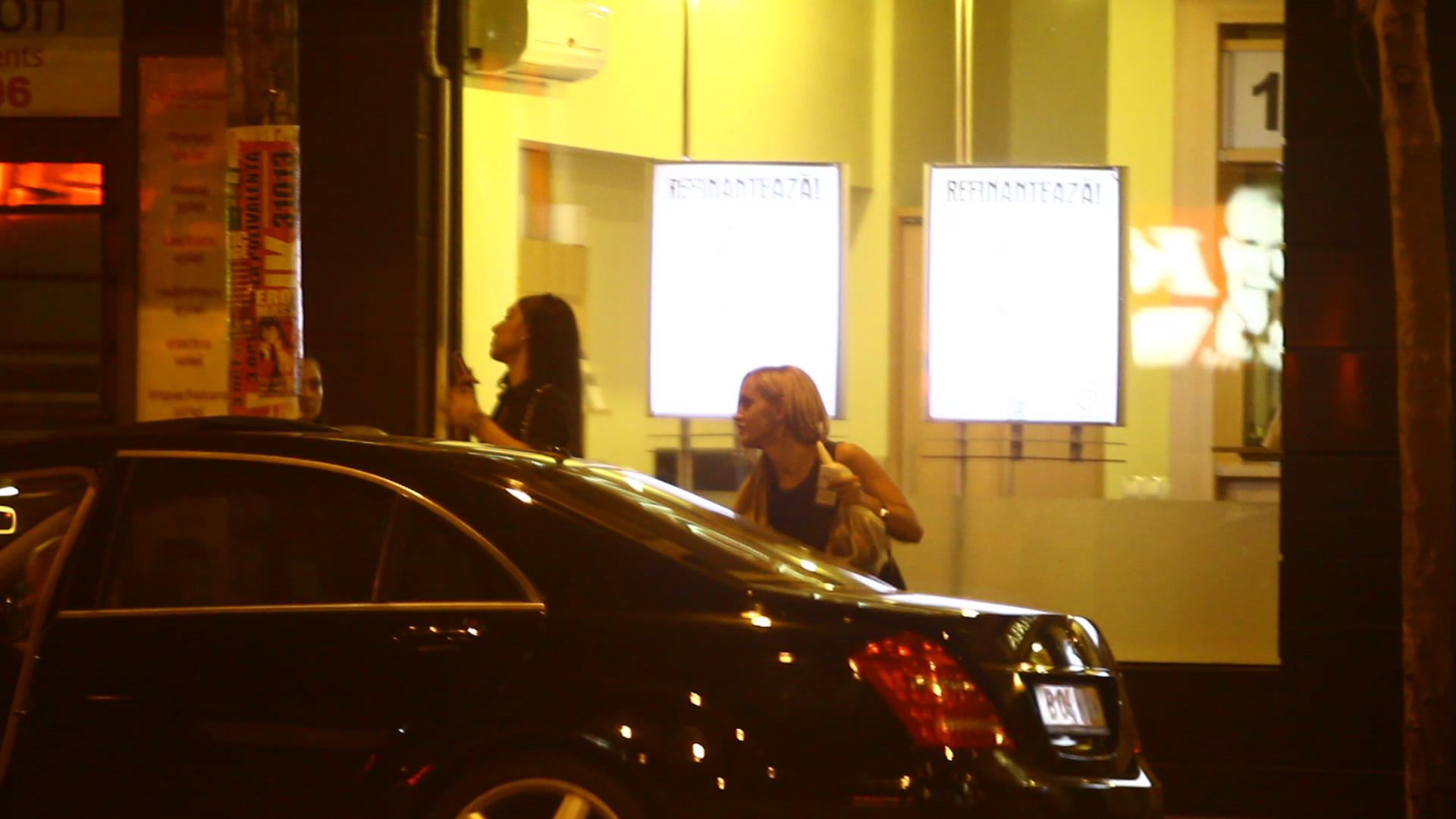 Ca si la venire, tanara se aseaza pe bancheta din spate