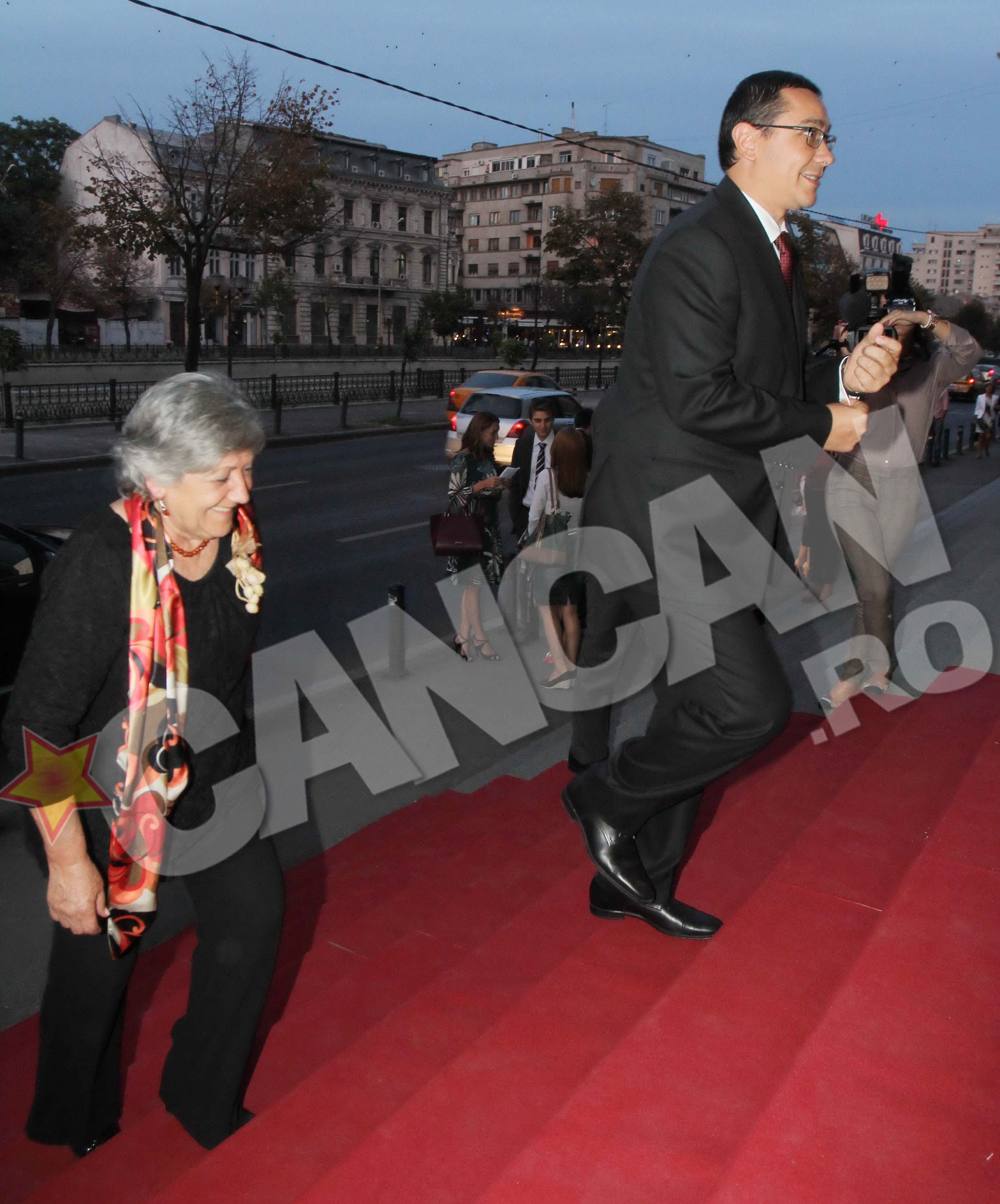 Victor Ponta si mama sa, Cornelia Naum, au venit impreuna la concertul de la Palatul Justitiei