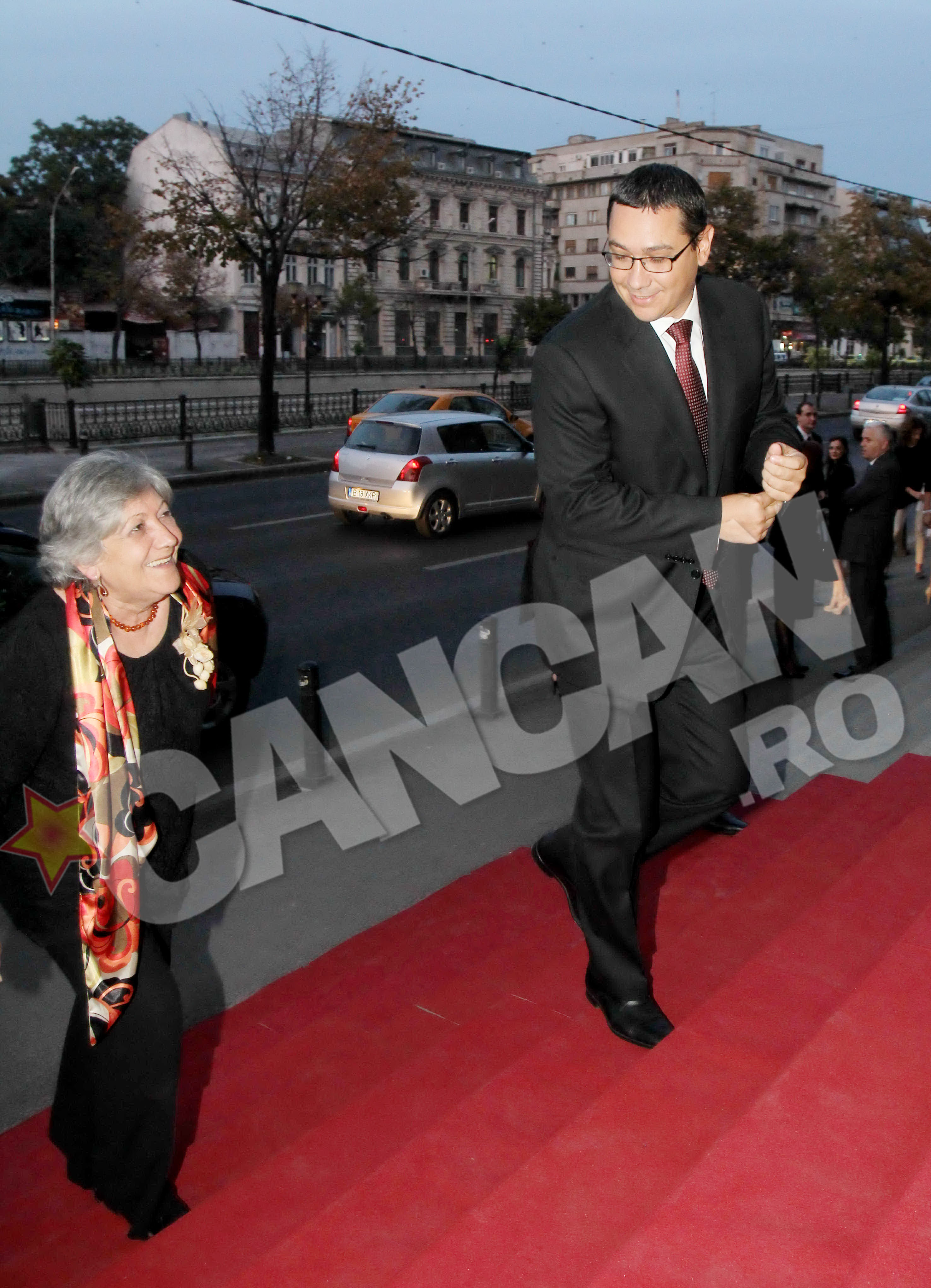 Premierul si-a asteptat mama sa urce scarile si i-a zambit