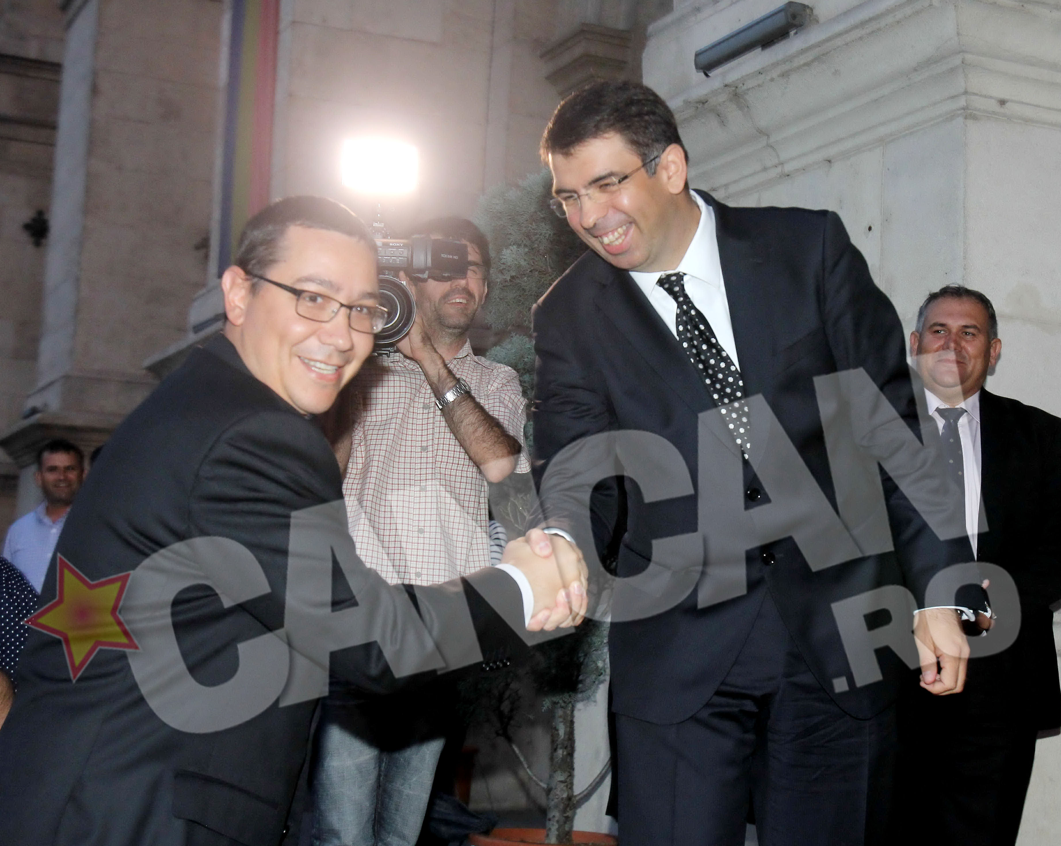 La intrare, premierul a fost intampinat de ministrul Justitiei, Robert Cazanciuc