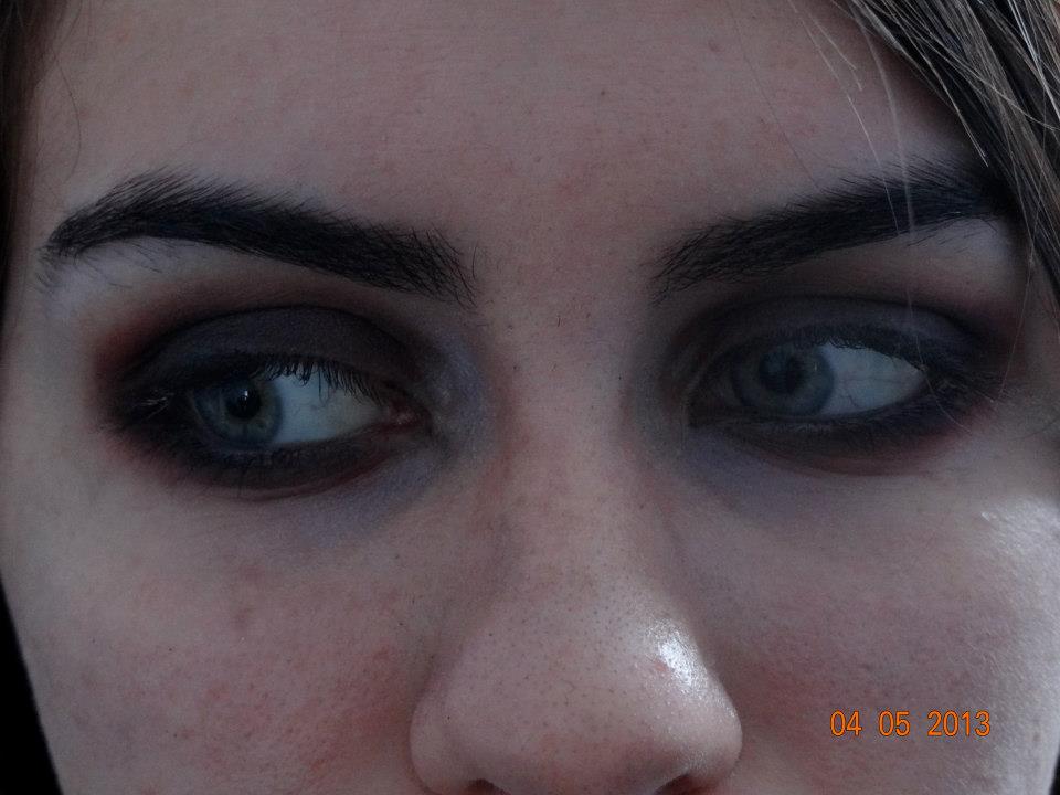 Edith realizeaza machiaje in stil emo