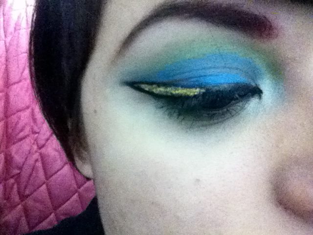 Edith realizeaza machiaje in stil emo