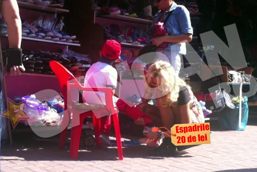 Blonda i-a luat copilului o pereche de incaltari de la o taraba