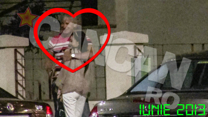 In iunie, o bruneta l-a tinut o ocupat o seara intreaga pe ministru. Cei doi s-au sarutat mai bine de doua ore, aproape in continuu, dupa ce s-au retras in masina