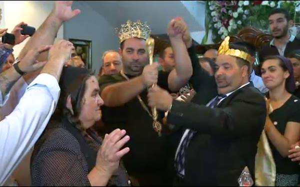 Daniel Cioaba a fost incoronat, dupa moartea tatalui sau, rege al romilor din Romania, in timp ce fratele sau, Dorin, este