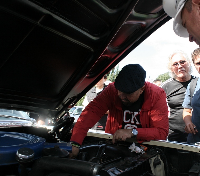 Edilul a verificat uleiul inainte sa plece impreuna cu celelalte masini de epoca intr-un tur prin sectorul 4