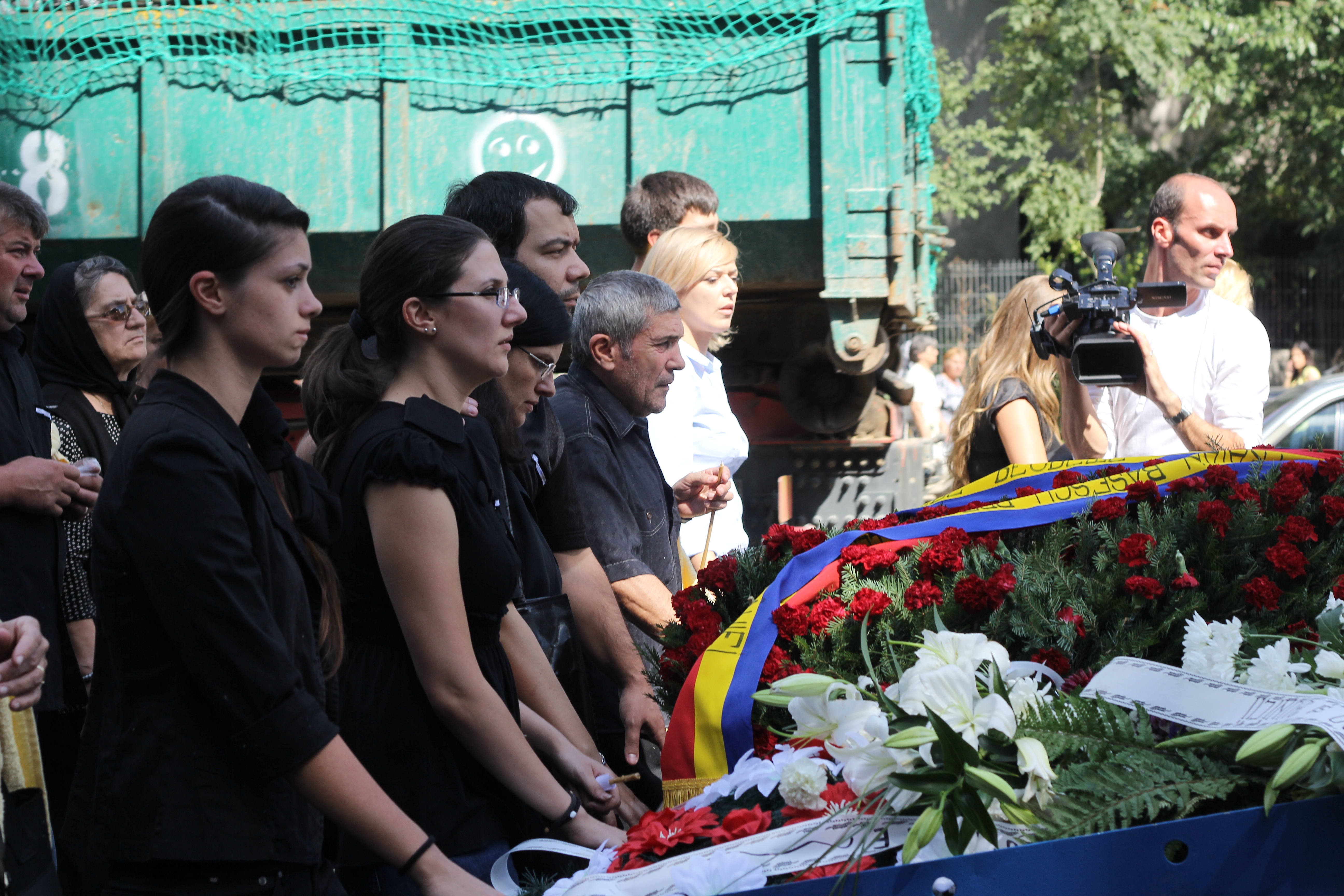 Familia a mers de la biserica la cimitir pe jos cu mana pe sicriul lui Ionut