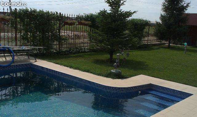 Curtea casei este aranjata si are si piscina