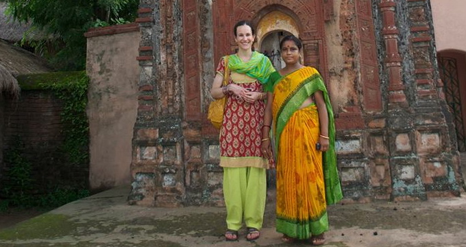 Fiica printesei Lia (stanga) s-a distrat de minune in India