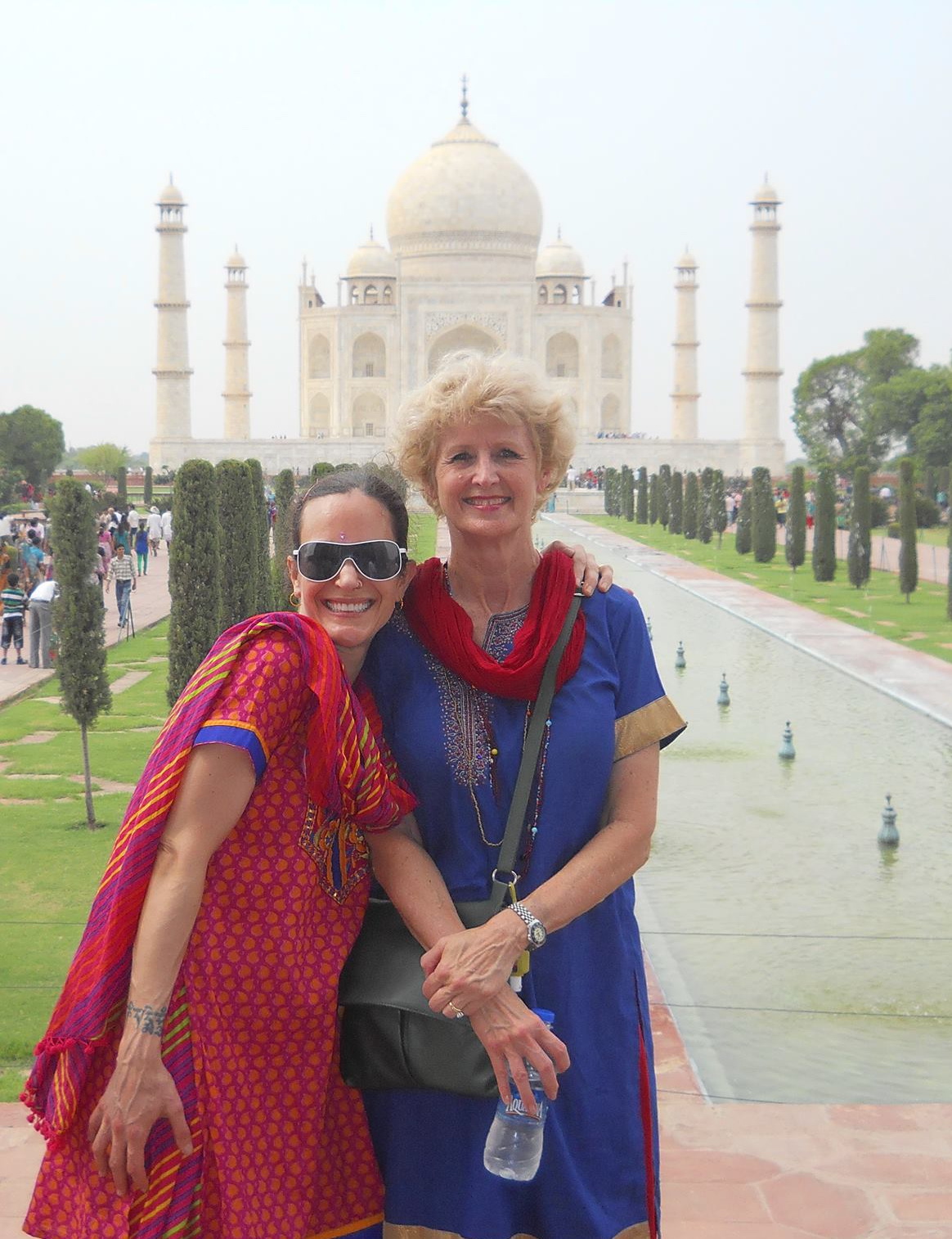 Melia Belli (stanga) a vizitat si Taj Mahal-ul impreuna cu o prietena