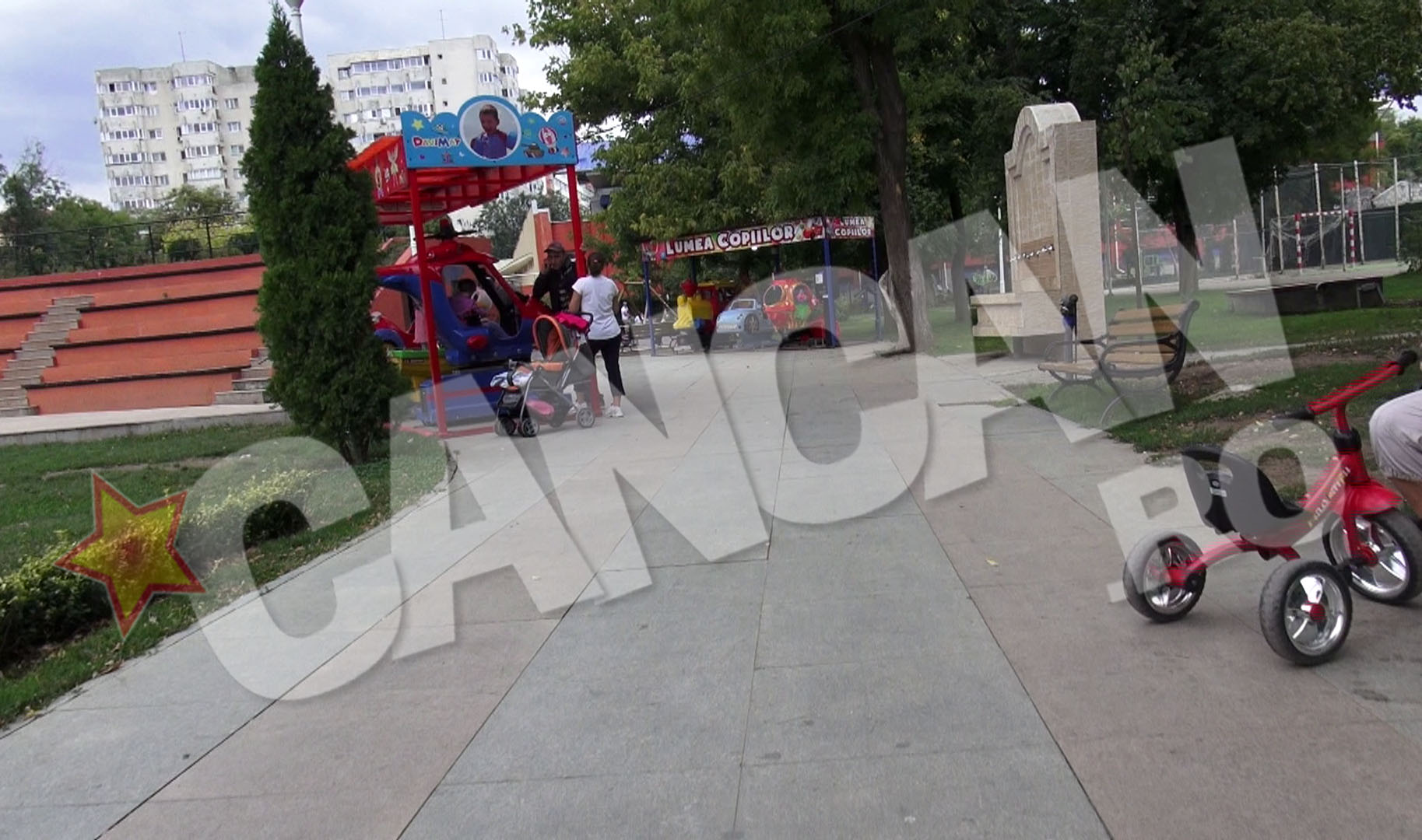 Se presupune ca baietii au trecut pe langa locul de joaca si pe langa terenul de fotbal ca sa iasa din parc prin spartura din gard