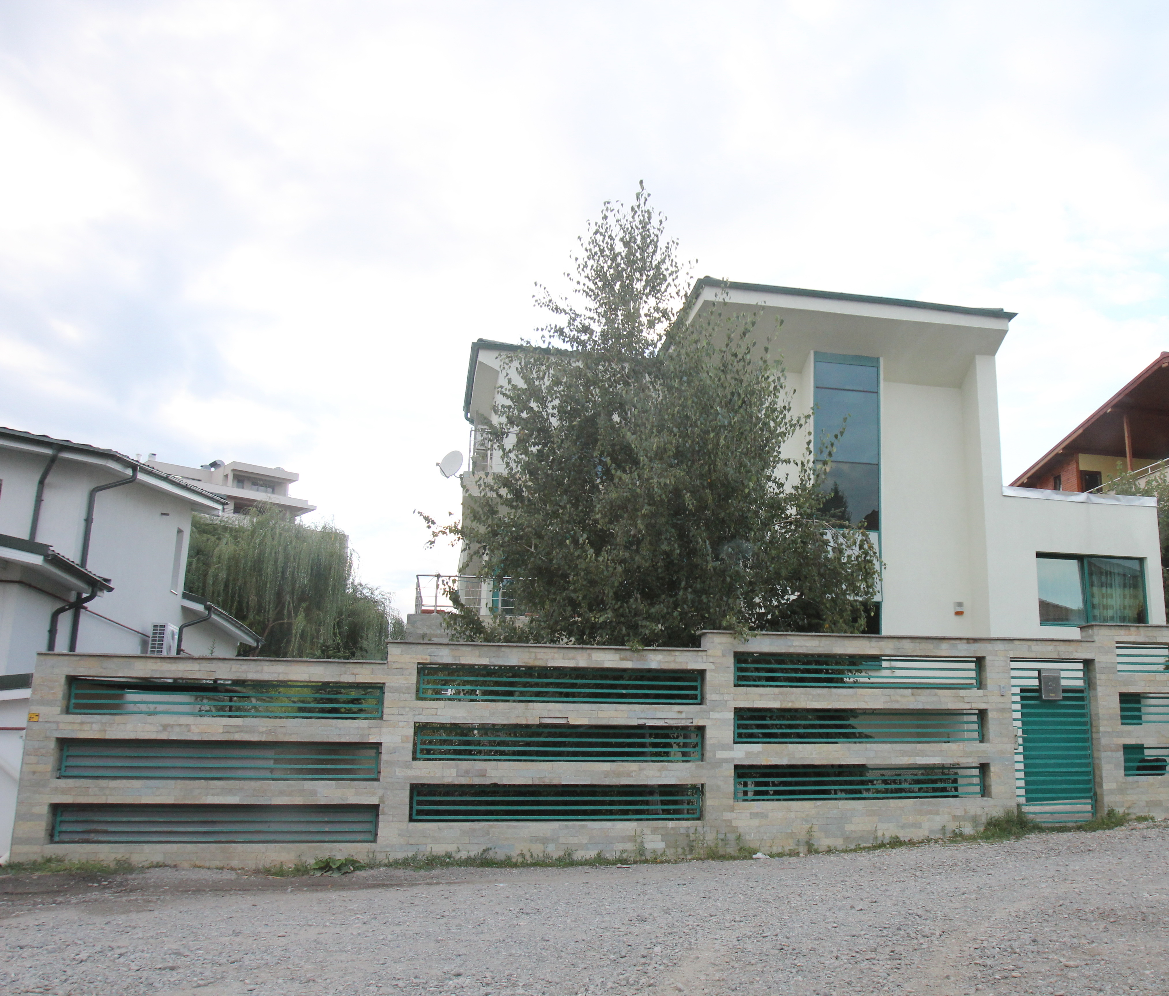 Aceasta este vila in care locuieste demnitarul