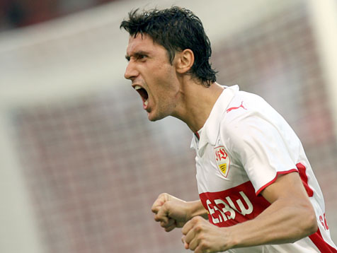 In momentul in care a iesit din bloc si a fost abordat pentru interviu, Marica a sarit la reporter si a inceput sa-l injure ca la usa cortului