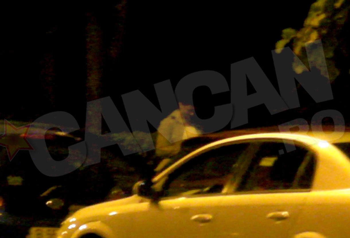 Fotbalistul poarta o conversartie, pe telefon, care pare sa-l binedispuna