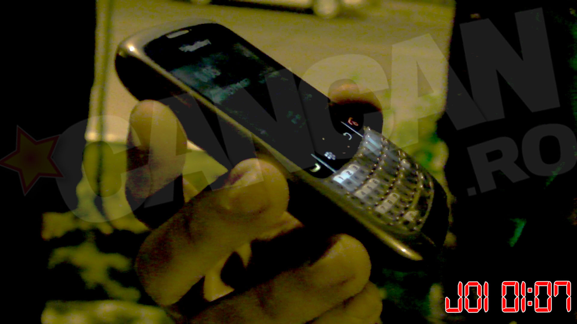 Reporterul incearca sa-l convinga telefonic pe fotbalist sa returneze camera, totul in prezenta politistilor