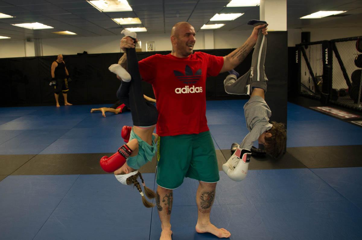 Luptatorul si doi dintre elevii sai