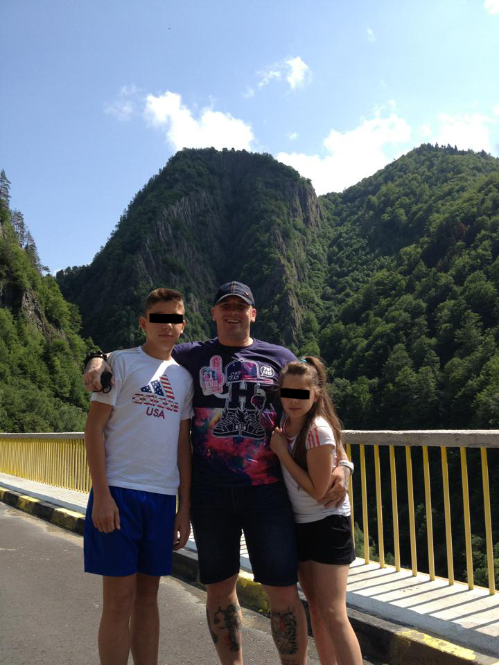 Catalin Zmarandescu impreuna cu cei doi copii ai sai