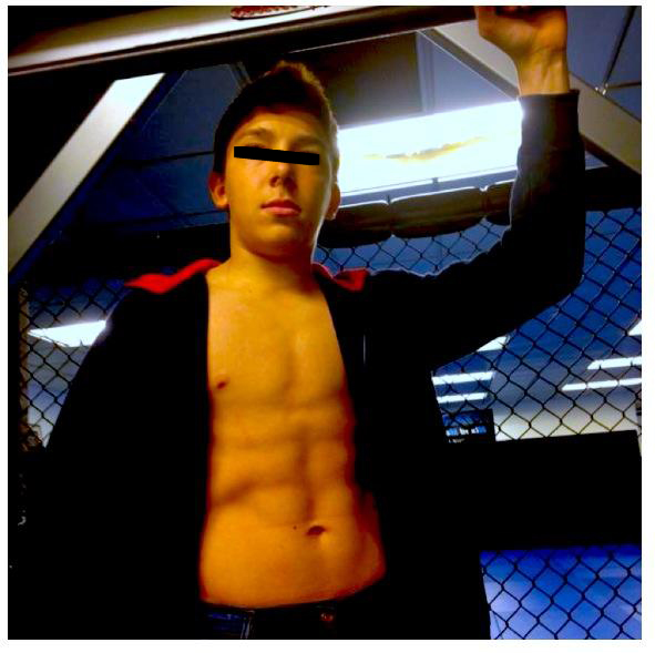 Baiatul lui Zmarandescu se mandreste cu fizicul sau