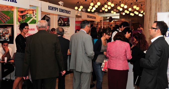 Mii de persoane vin la targul imobiliar pentru a-si cauta un camin de vis