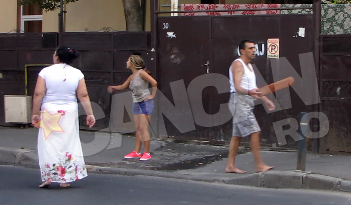 Barbatul din imagine foloseste o bucata dintr-o cruce pe post de bata