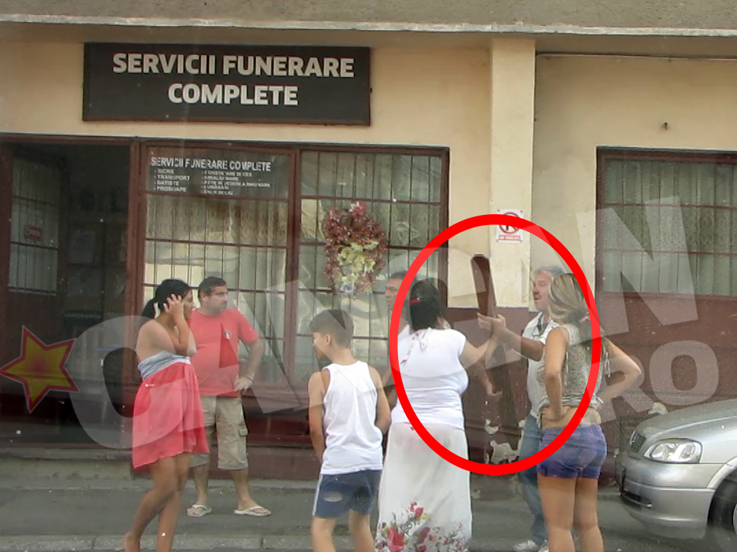INCREDIBIL! Tiganca se lupta pe cruce cu patronul firmei de pompe funebre