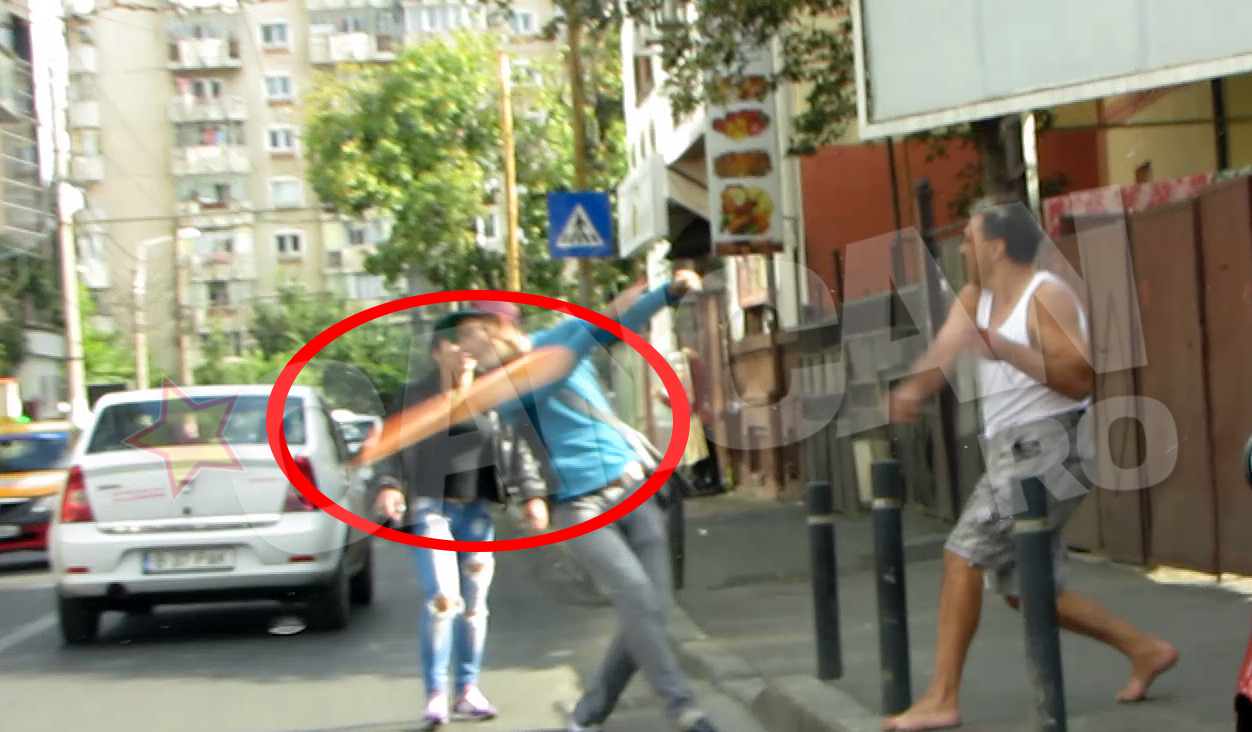 La un moment dat, unul dintre protagonistii bataii stradale arunca spre inamic cu o bucata rupta din cruce