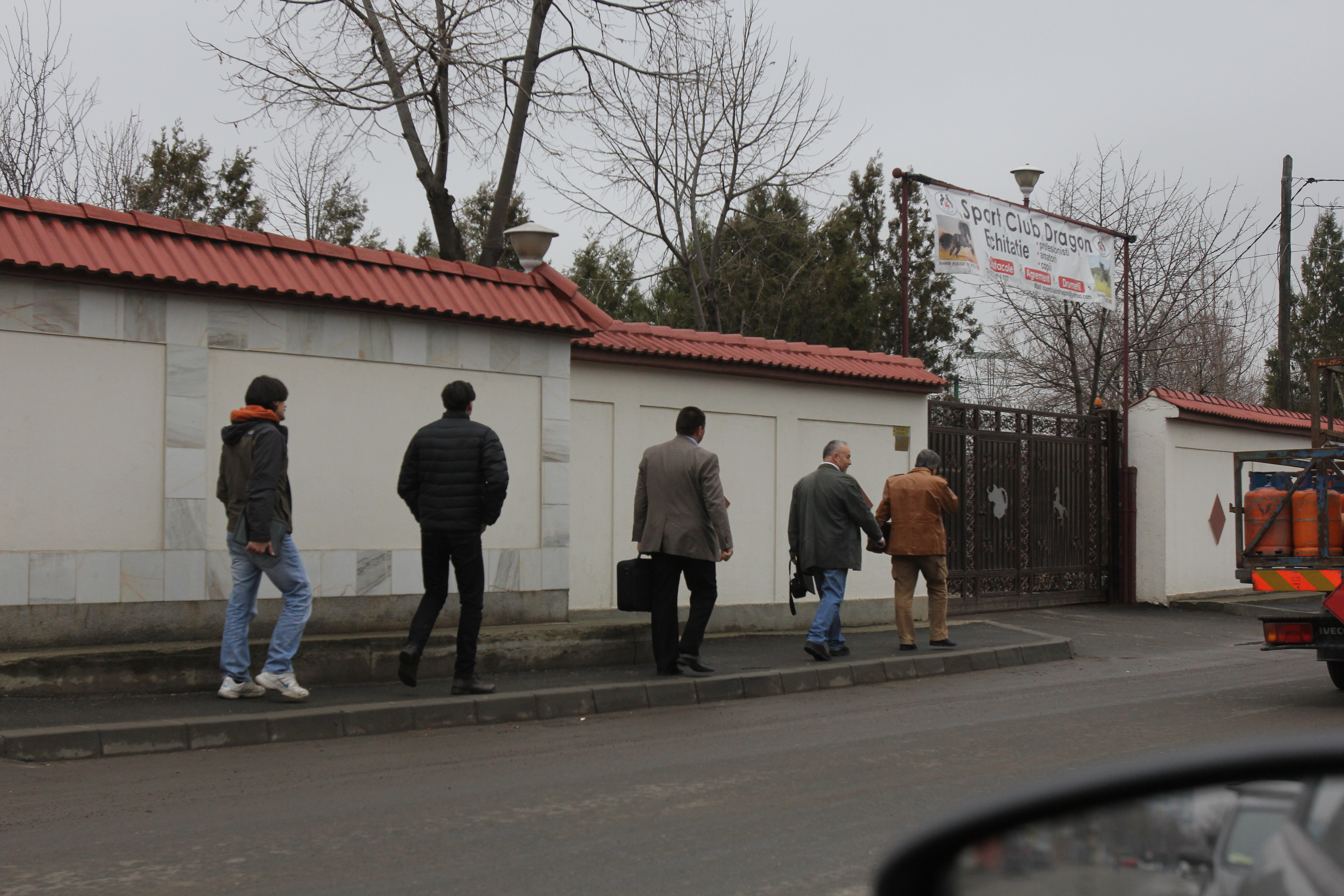 Locuinta fratelui lui Sile Camataru este imprejmuita de un gard inalt