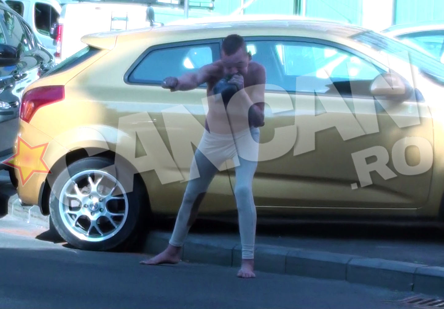 Din cand in cand, prindea putere ducand la gura o punga suspecta