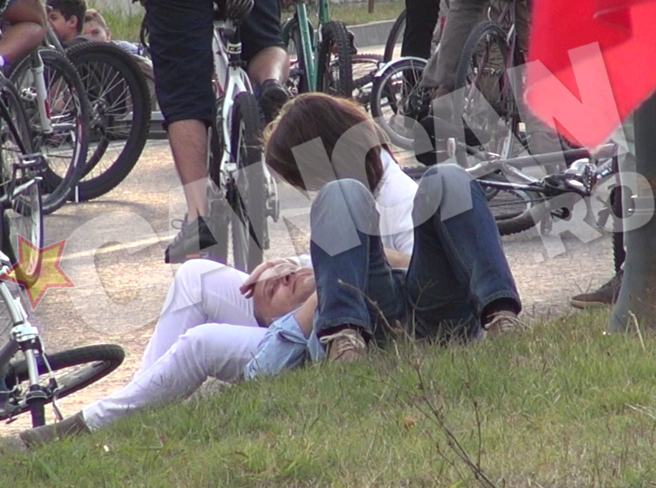 Ora 18.00. Ajunsi in Piata Constitiei, cei doi se dedau unui moment de o tandrete extrema, ce nu cadreaza cu evenimentul in desfasurare, iar liderul marsului se abanoneaza in bratele iubitei