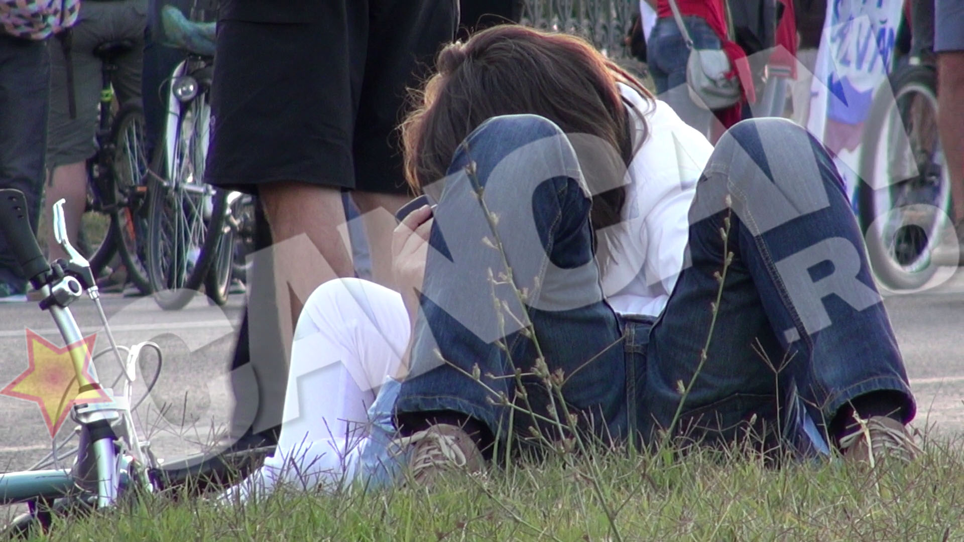 Dupa mai bine de 20 de minute, cei doi se regasesc in aceeasi postura: imbratisati, pierduti in iubirea lor, complet absenti de la manifestatie