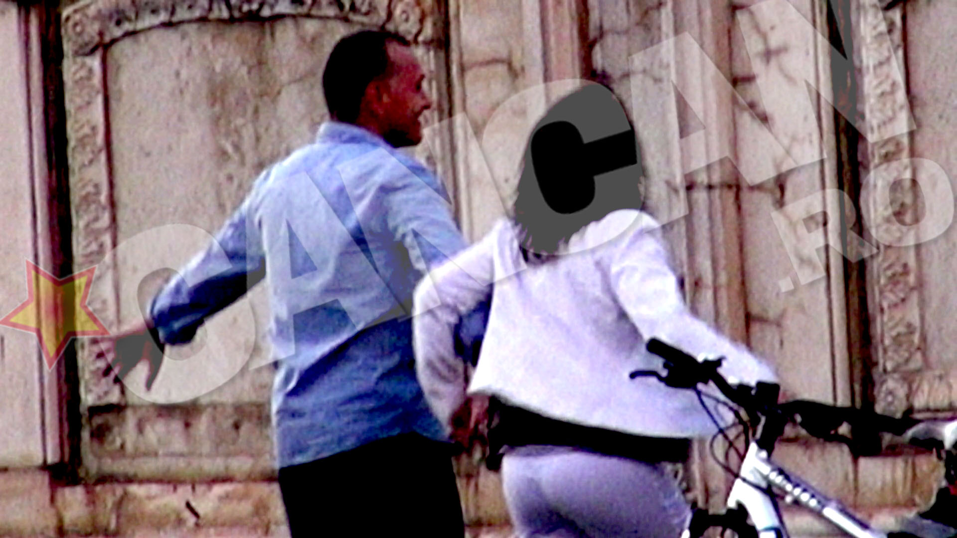 Ora 19.00. Cand isi amintesc de manifestatie si de organizarea lantului uman in jurul Casei Poporului, Ivan si iubita se alatura protestatarilor si incep sa se joace si sa se harjoneasca