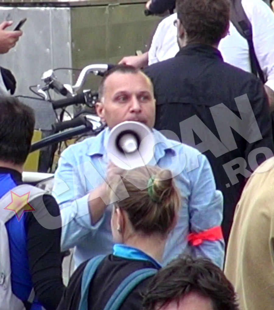 In jurul orei 15.00, in piata Charles de Gaulle, Marian Ivan a incercat sa atate protestatarii folosind cateva sloganuri cheie