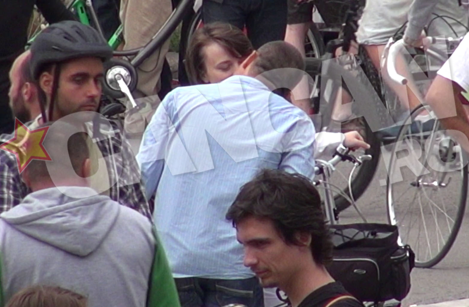 17.30, Parcul Tineretului. Dupa disparitia lui Vaduva, Ivan pare sa uite de protestatari si se dedica iubitei lui