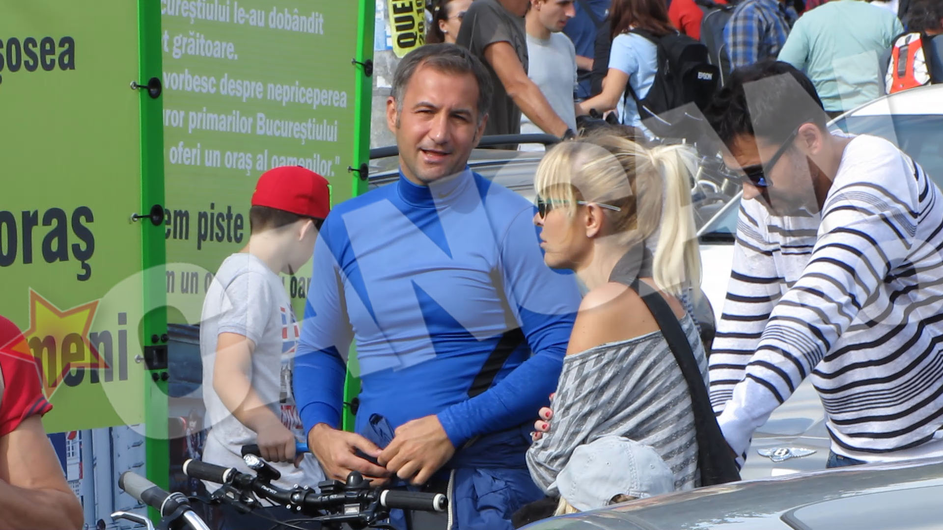 Politicianul, cunoscut opozant al lui Sorin Oprescu se comporta ca un protestatar de rand. Acesta s-a imbarcat in echipament de ciclist si a venit insotit de doi prieteni