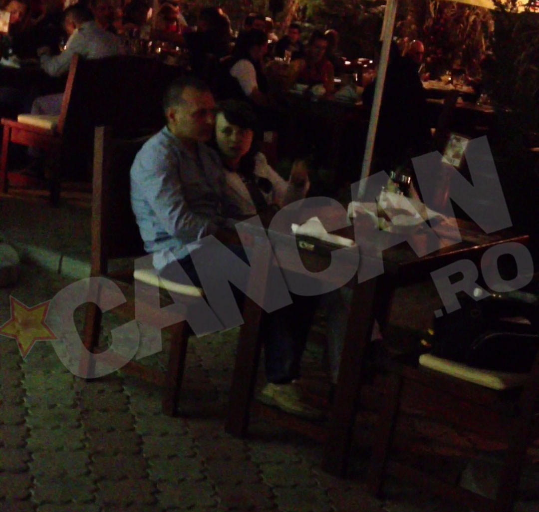 S-au refugiat pe o terasa sa se odihneasca si sa manance, continuand sa se imbratiseze