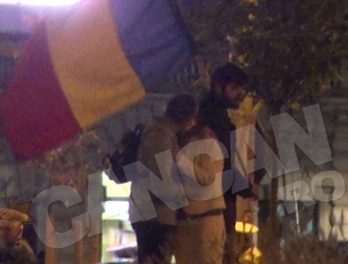 Cu burta plina, Ivan si iubita s-au intors printre manifestanti, dar nu sa protesteze, ci sa se... iubeasca