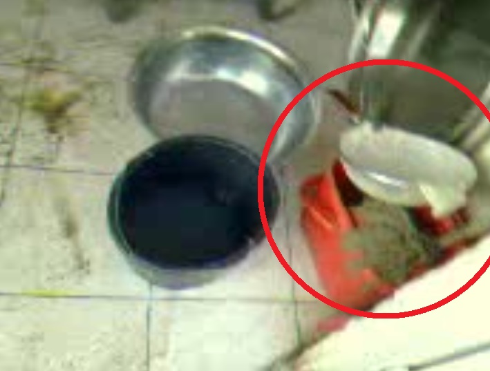 Sita folosita la strecurarea laptelui este depozitata pe un mop!