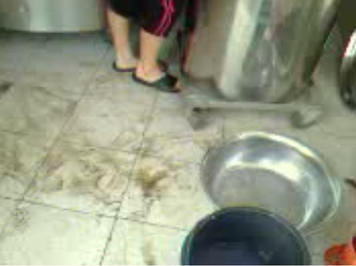 Camera in care se proceseaza laptele este plina de mizerie