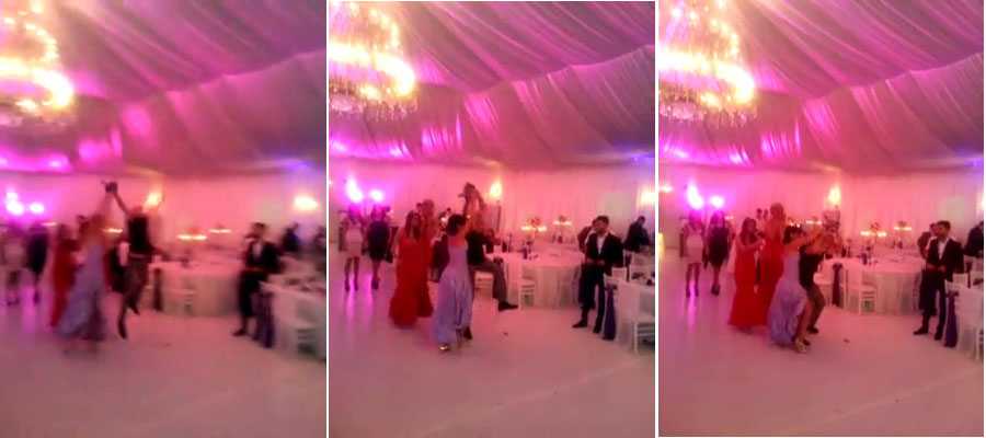 In ultima clipa, in lupta pentru buchet s-a bagat si un domn, care l-a si prins