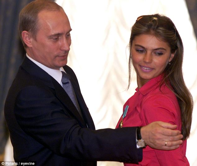 Putin si Alina in 2001, când presedintele Rusiei i-a acordat o medalie de aur