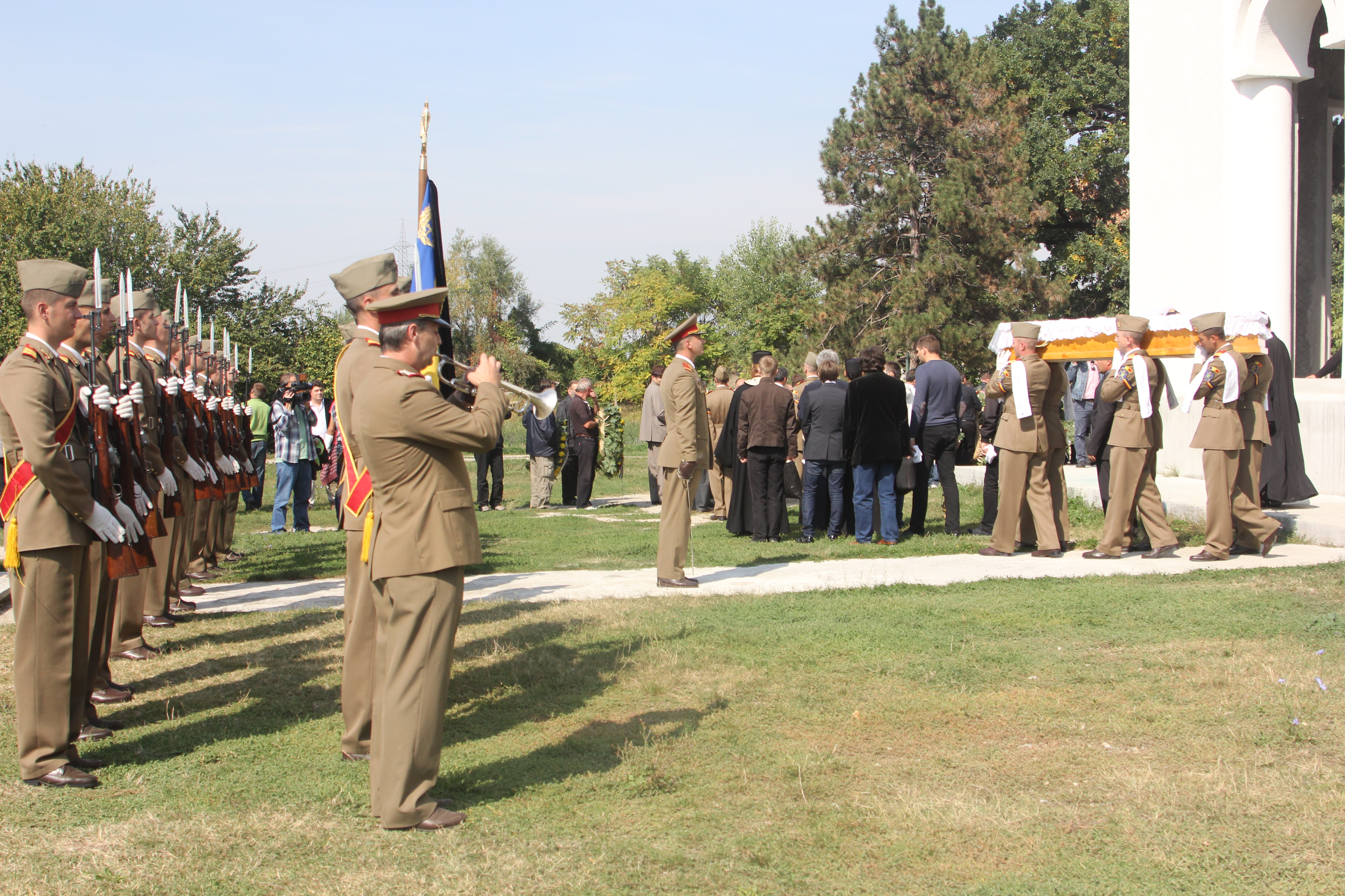 Regizorul a fost inmormantat cu onoruri militare