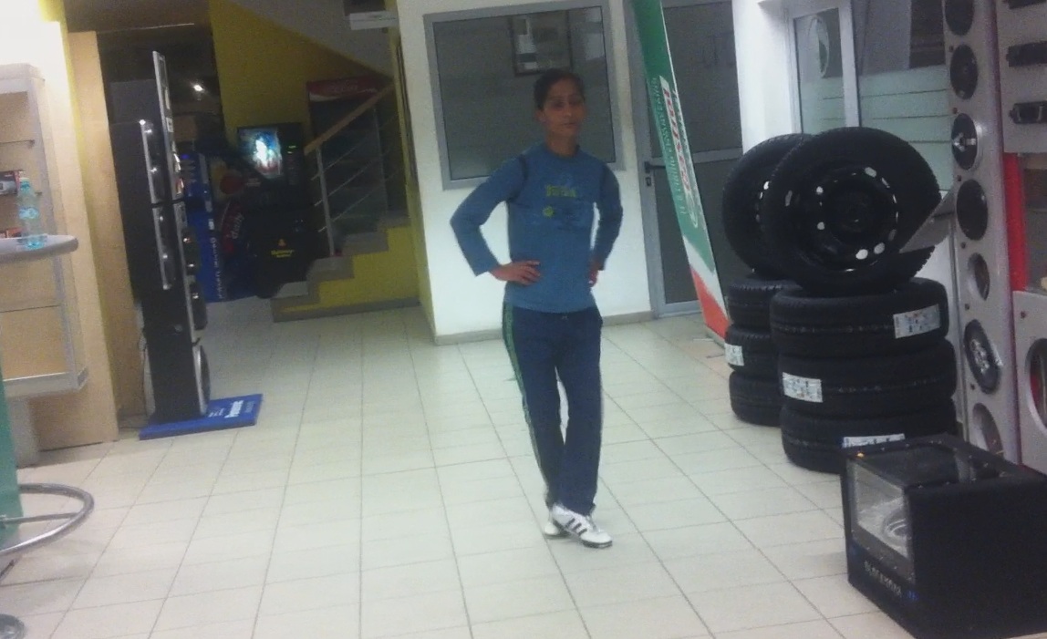 Camelia bate step pe podeaua din service