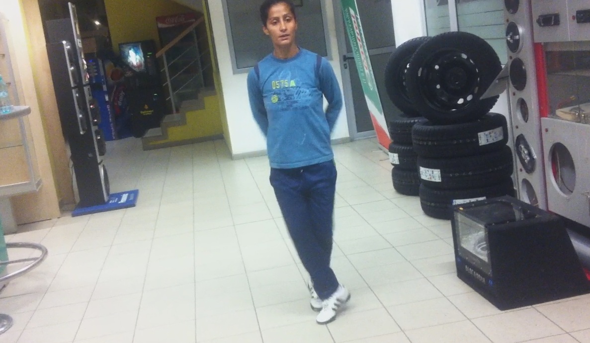 Camelia bate step pe podeaua din service