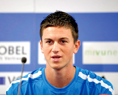 Fotbalistul Stelei castiga 10.000 de euro pe luna la doar 24 de ani