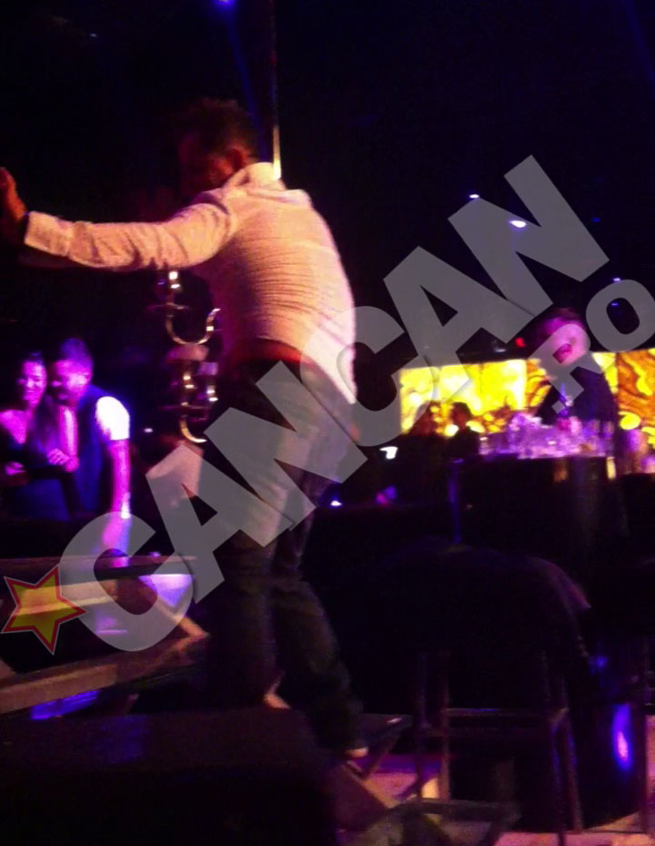 A ametit dansatoarele cu miscarile lui