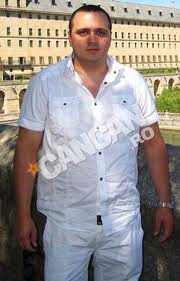 Mihai Matusoiu locuieste de ani buni la Madrid, este casatorit si are doua fetite