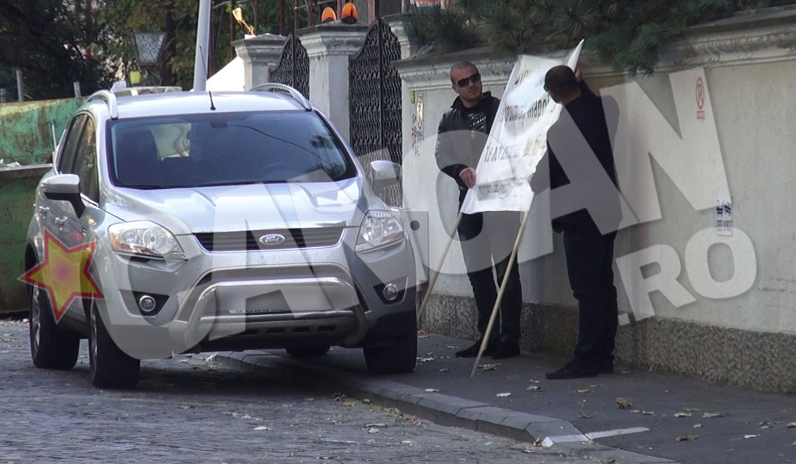 De la primele ore ale diminetii, in fata casei lui Dinu Vama si-au facut aparitia doi tineri cu o pancarda