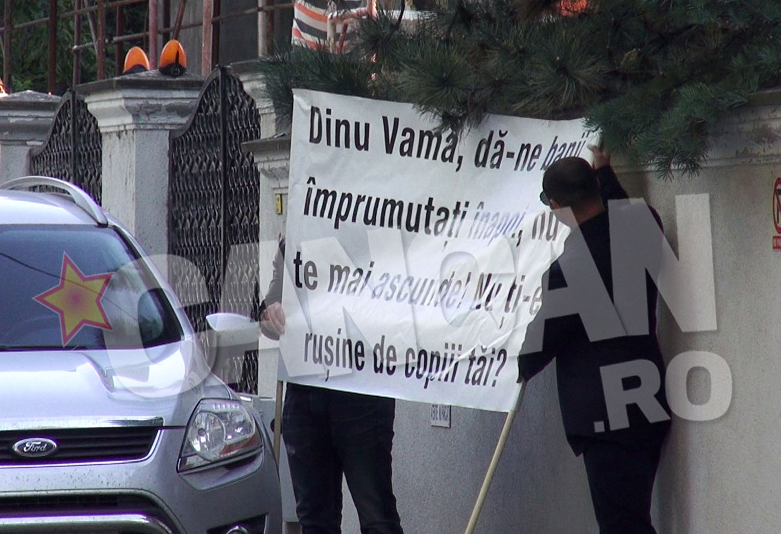 Mesajul inscris pe panou e ...destul de explicit